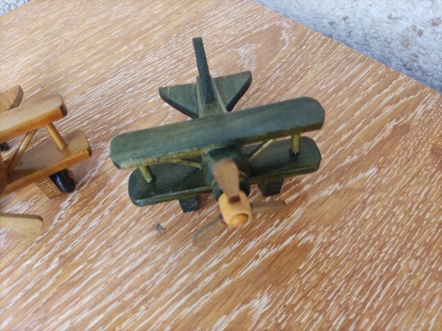 Replicas en madera de aviones
