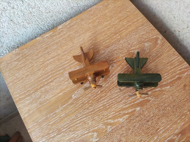 Replicas en madera de aviones