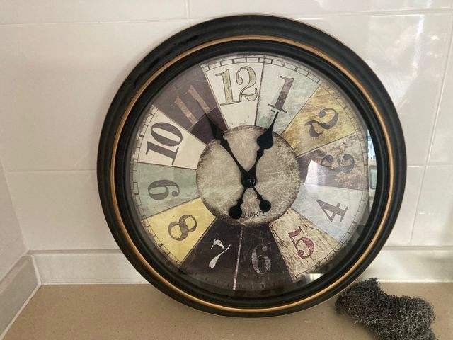 Cuadros espejo y reloj