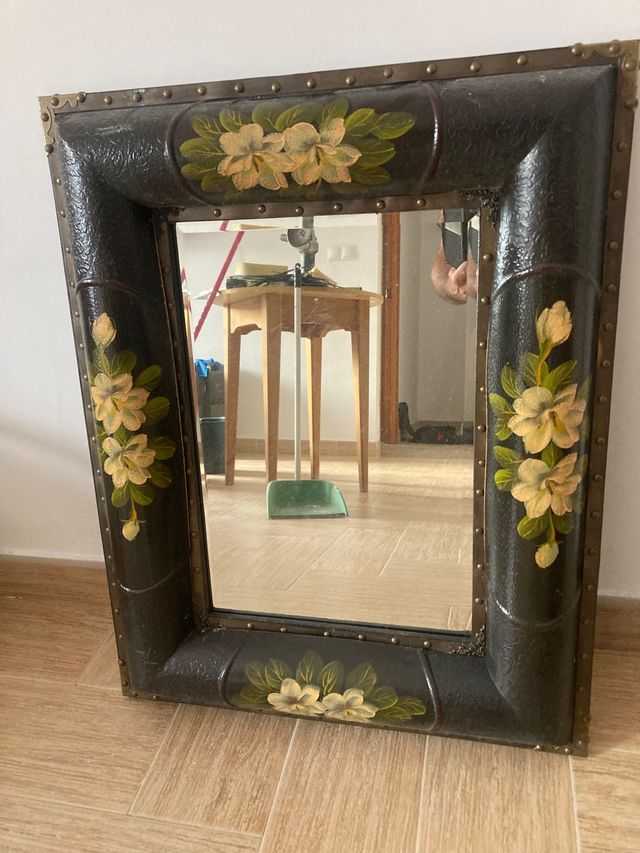 Cuadros espejo y reloj