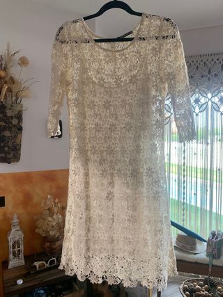 Vestido de guipur en color crema 