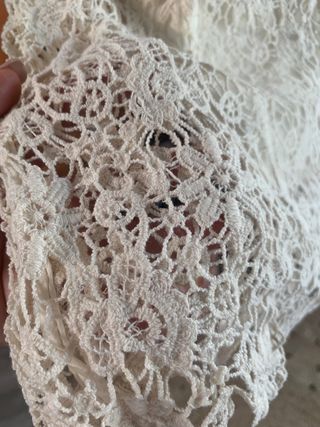 Vestido de guipur en color crema 