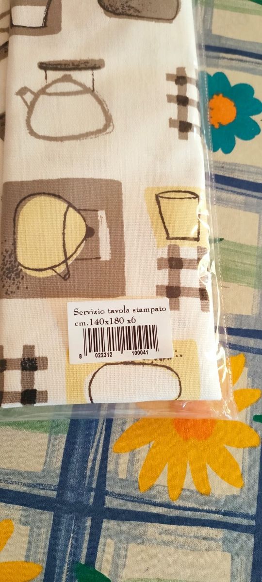 set tovaglia + tazze per colazione 