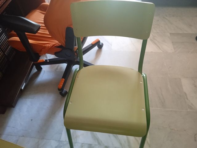 Mesa y silla escolar