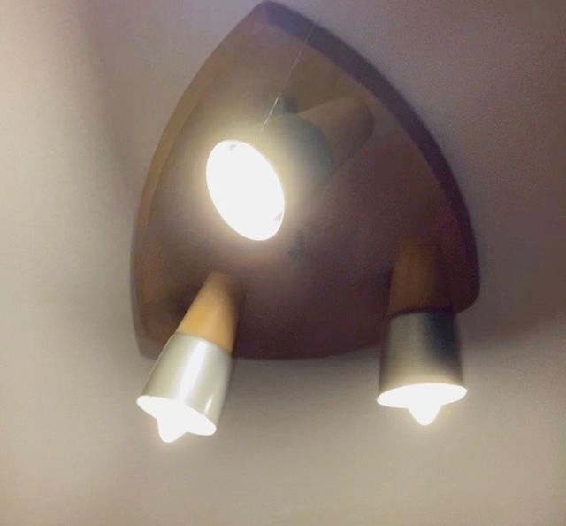 Lámpara de techo de tres focos direccionables