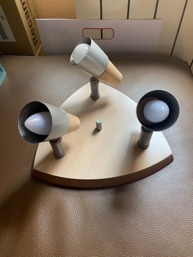 Lámpara de techo de tres focos direccionables