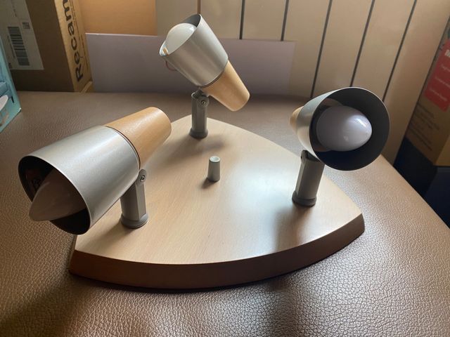 Lámpara de techo de tres focos direccionables