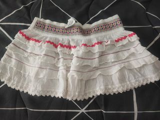 Falda volantes blanca con detalles