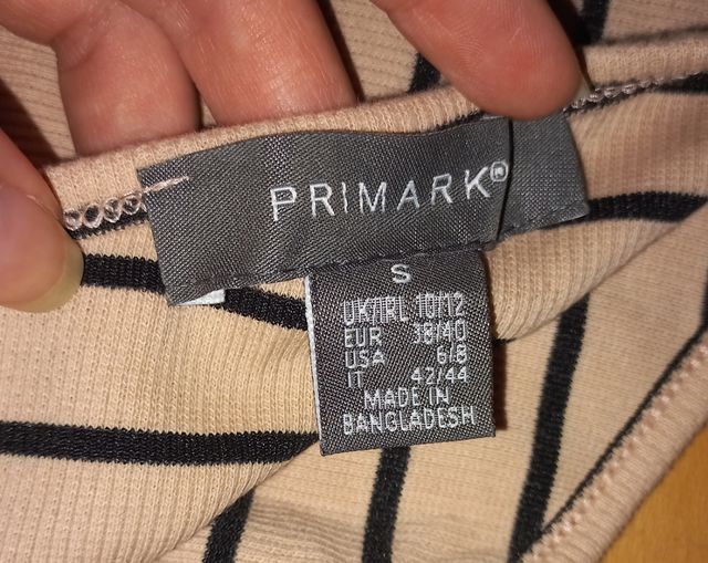 Top de una manga de rayas beige y negras