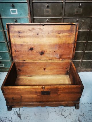 antiguo baul de madera.