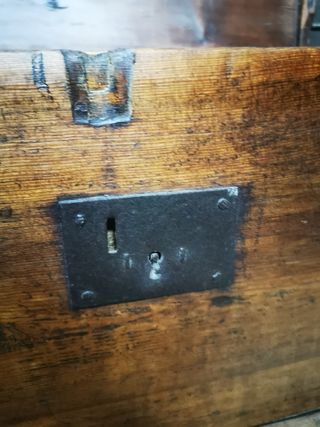 antiguo baul de madera.