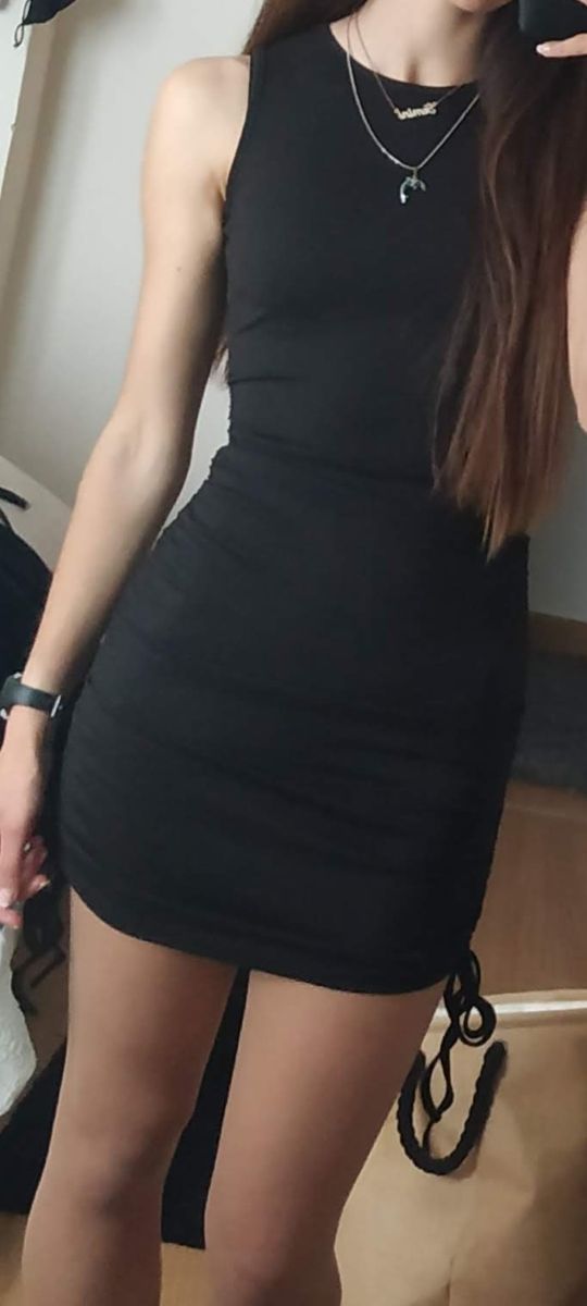 vestido negro ceñido