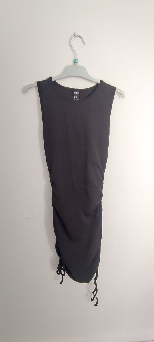 vestido negro ceñido