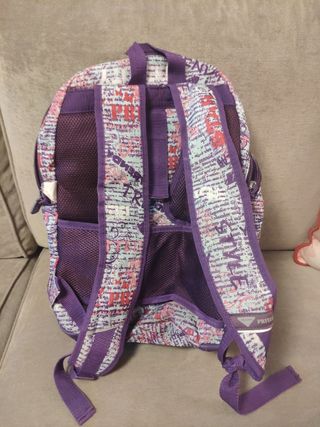 Bolsa de aseo y comida de juguete. 