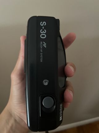 Ricoh. Camara de fotos vintage. Negra