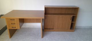 Mesa de escritorio de roble maciza con estantería 