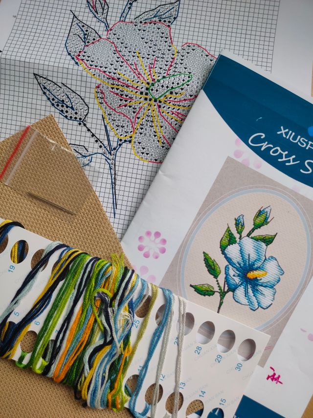 Kit punto de cruz, pequeña flor azul