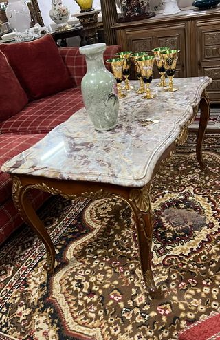 Mesa de centro con adornos dorados.