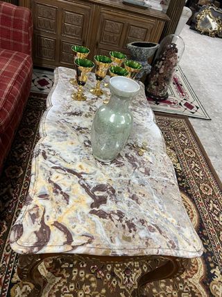 Mesa de centro con adornos dorados.