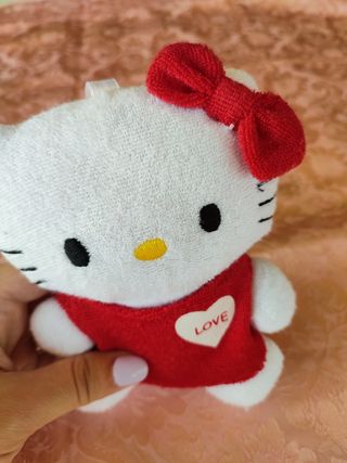 Peluche Hello Kitty con scritta "Love"