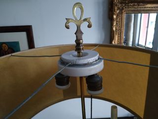 Lámpara vintage de pie, bronce o latón y porcelana