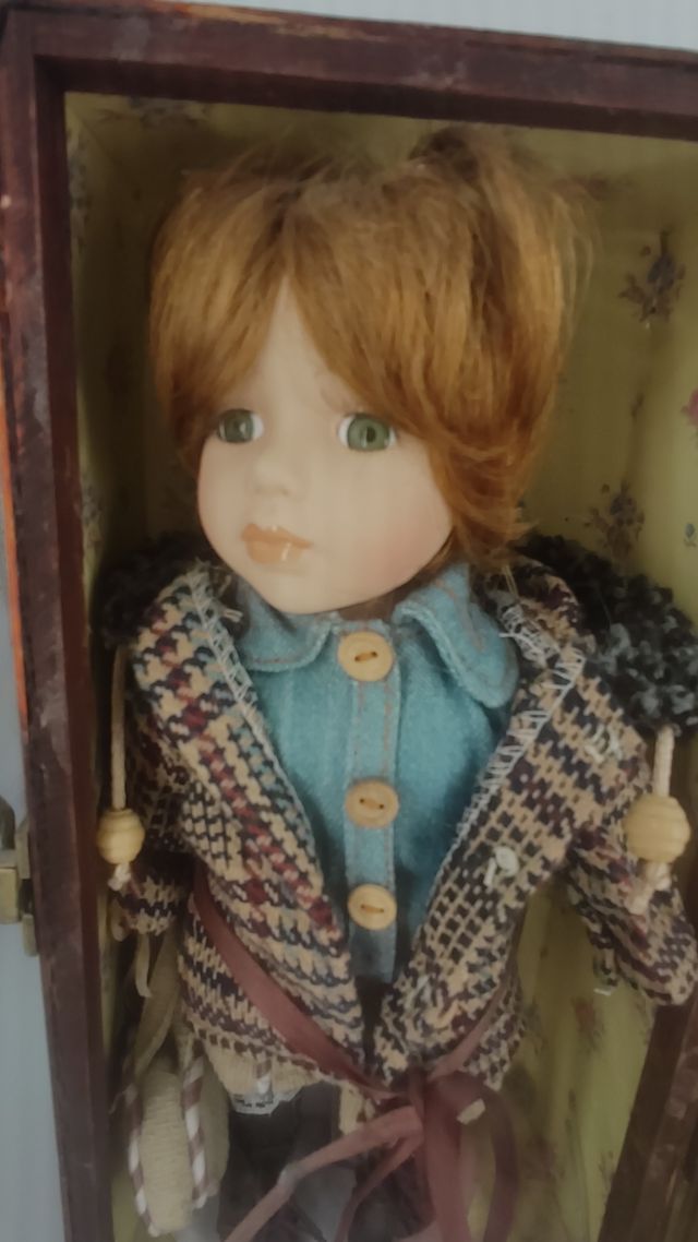 Muñeca de coleccionismo con baúl.