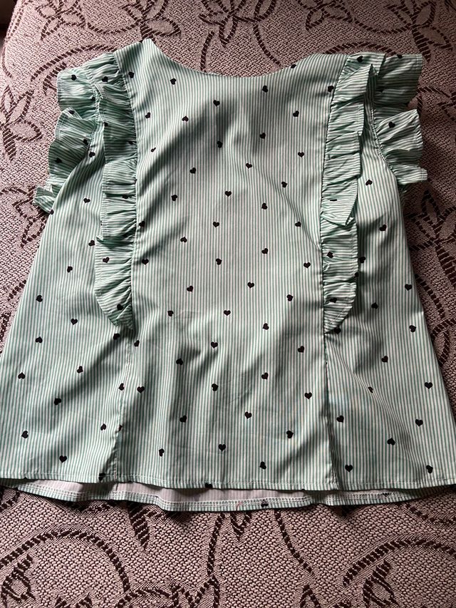 Blusa o camisa, sin mangas con volantes