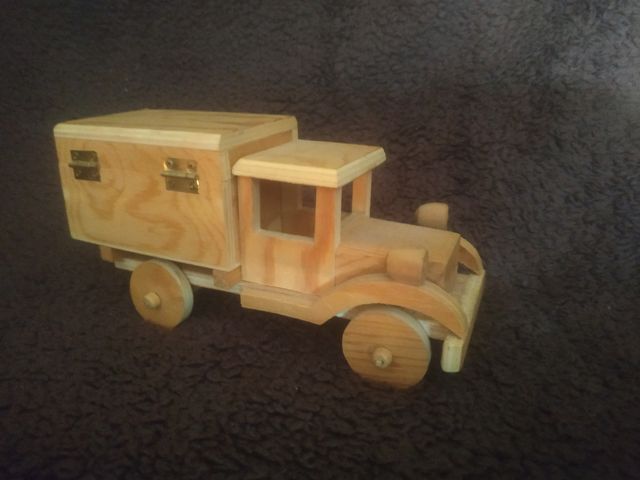 Camión de madera