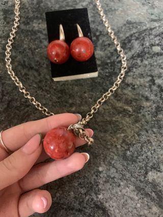 Conjunto de pendientes y collar