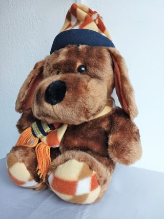 PERRO DE PELUCHE CON GORRO Y CHALINA DE INVIERNO