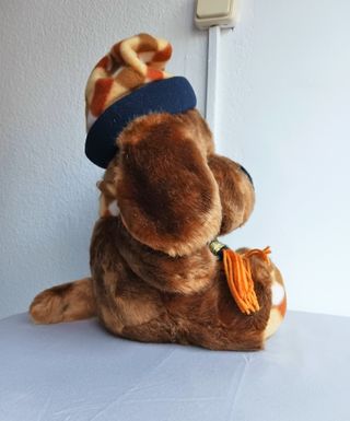 PERRO DE PELUCHE CON GORRO Y CHALINA DE INVIERNO