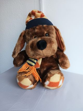 PERRO DE PELUCHE CON GORRO Y CHALINA DE INVIERNO