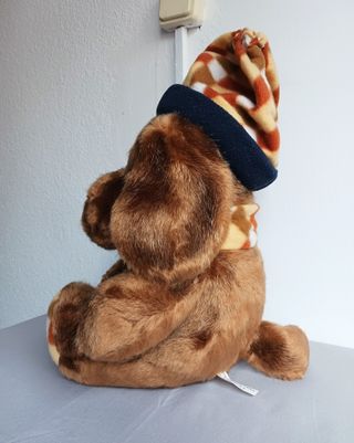 PERRO DE PELUCHE CON GORRO Y CHALINA DE INVIERNO