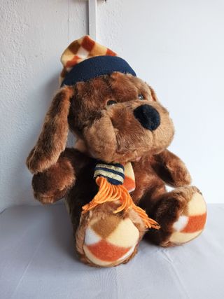 PERRO DE PELUCHE CON GORRO Y CHALINA DE INVIERNO