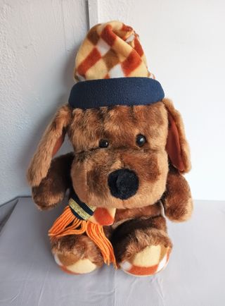 PERRO DE PELUCHE CON GORRO Y CHALINA DE INVIERNO