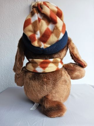 PERRO DE PELUCHE CON GORRO Y CHALINA DE INVIERNO