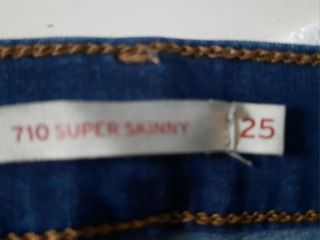 Pantalón levis modelo 710 talla 25
