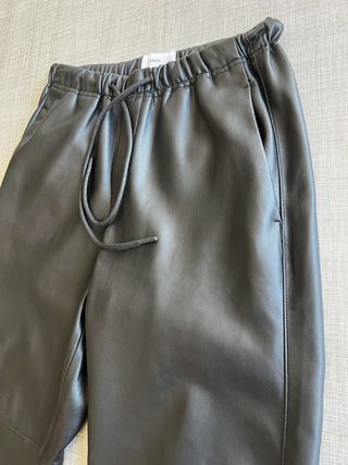 Pantalón efecto piel