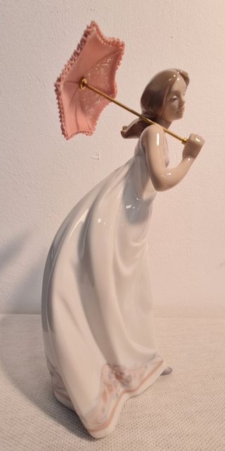 Figura Lladró bajo el sol de primavera.