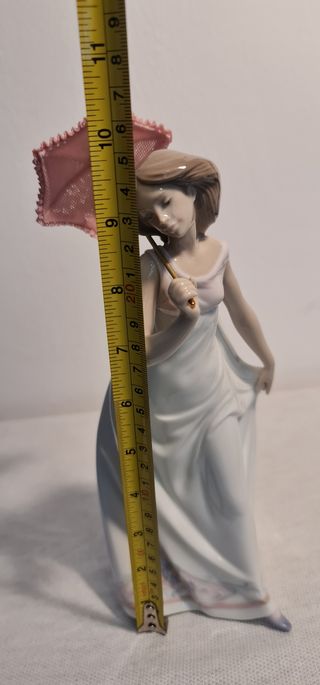 Figura Lladró bajo el sol de primavera.