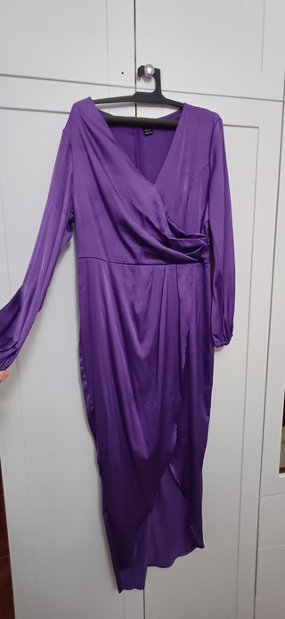 Vestido bajo cruzado de satén de cuello cruzado