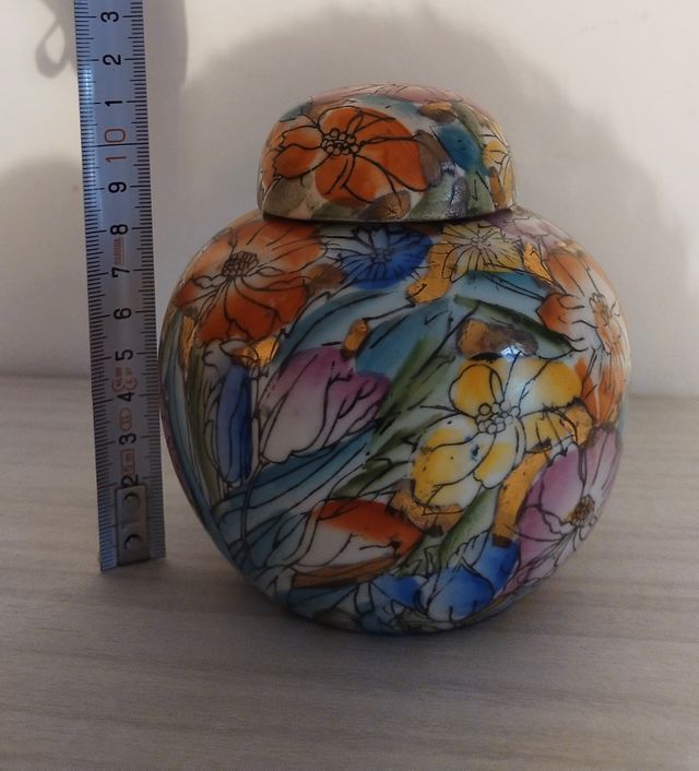 Piccolo vaso in ceramica con coperchio dipinto a m