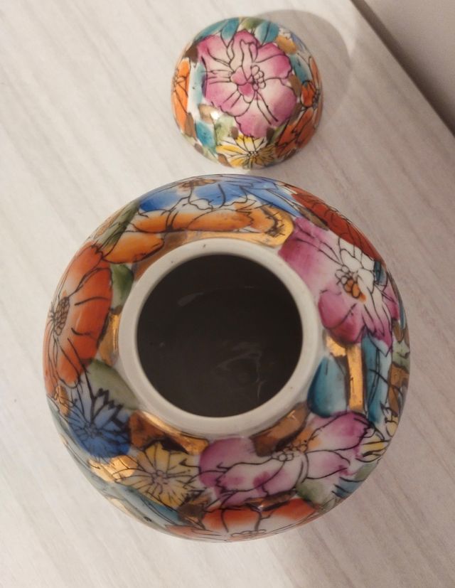 Piccolo vaso in ceramica con coperchio dipinto a m