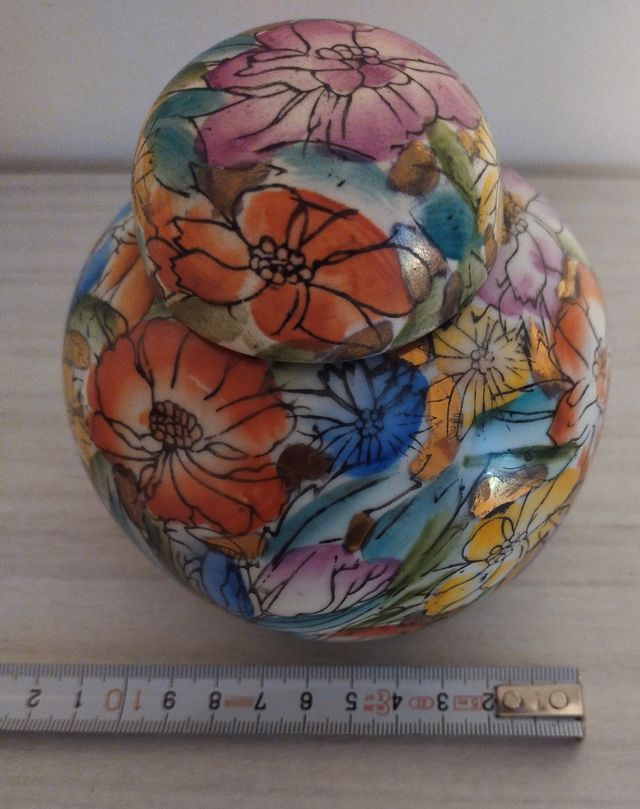 Piccolo vaso in ceramica con coperchio dipinto a m