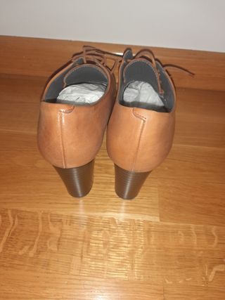 Botines de piel con cordones