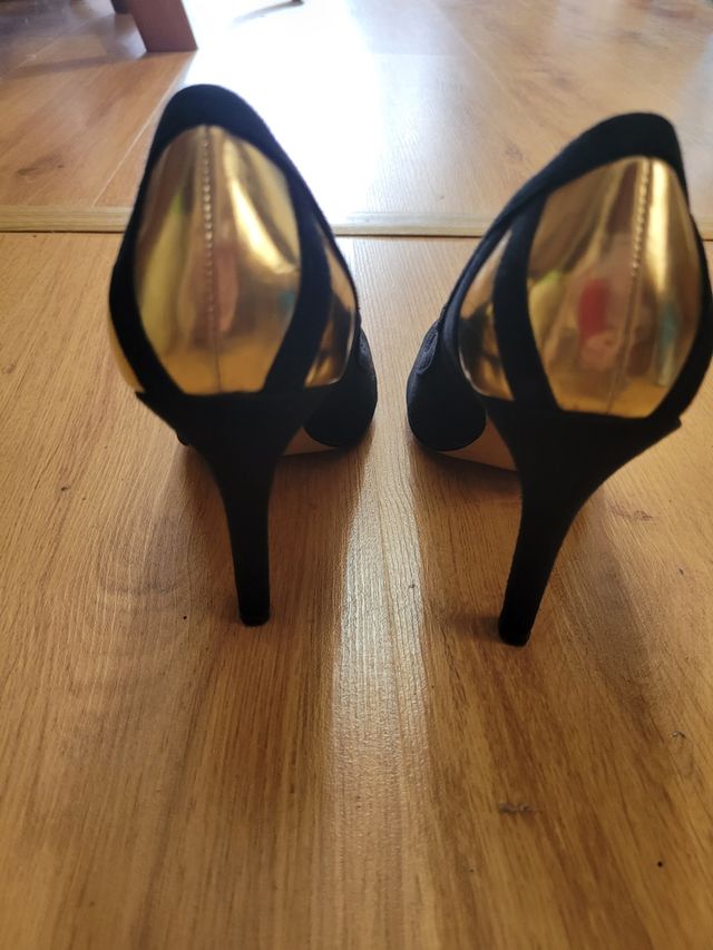 zapato tacón ante negro y dorado