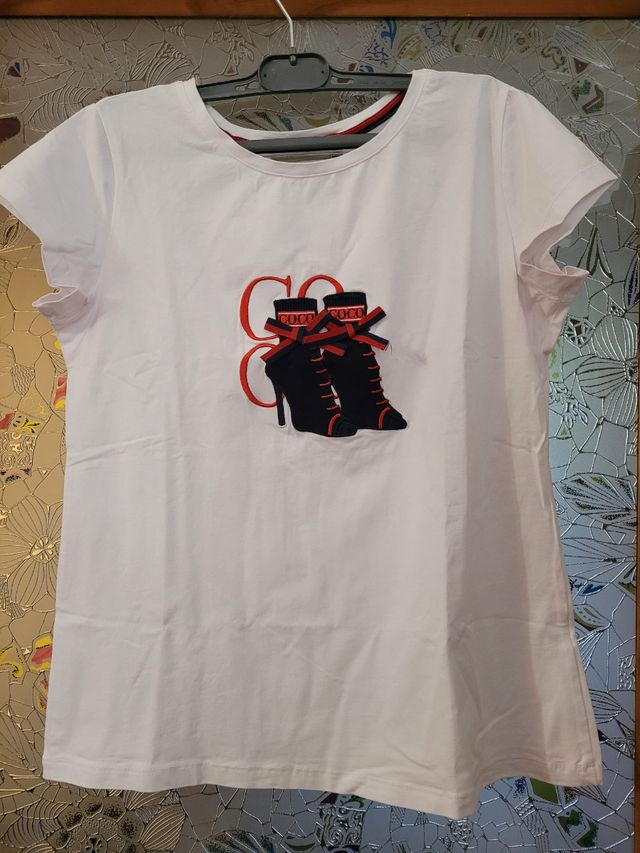 camiseta blanca con botines bordados