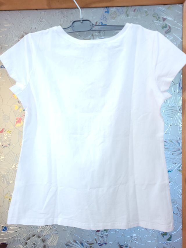 camiseta blanca con botines bordados