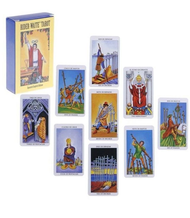 Barajas de tarot se entregan en su caja