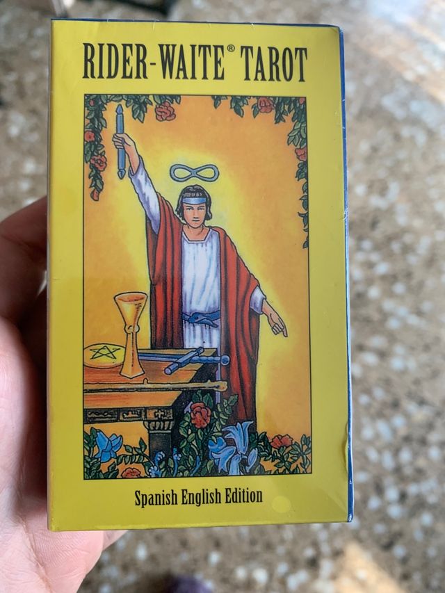 Barajas de tarot se entregan en su caja